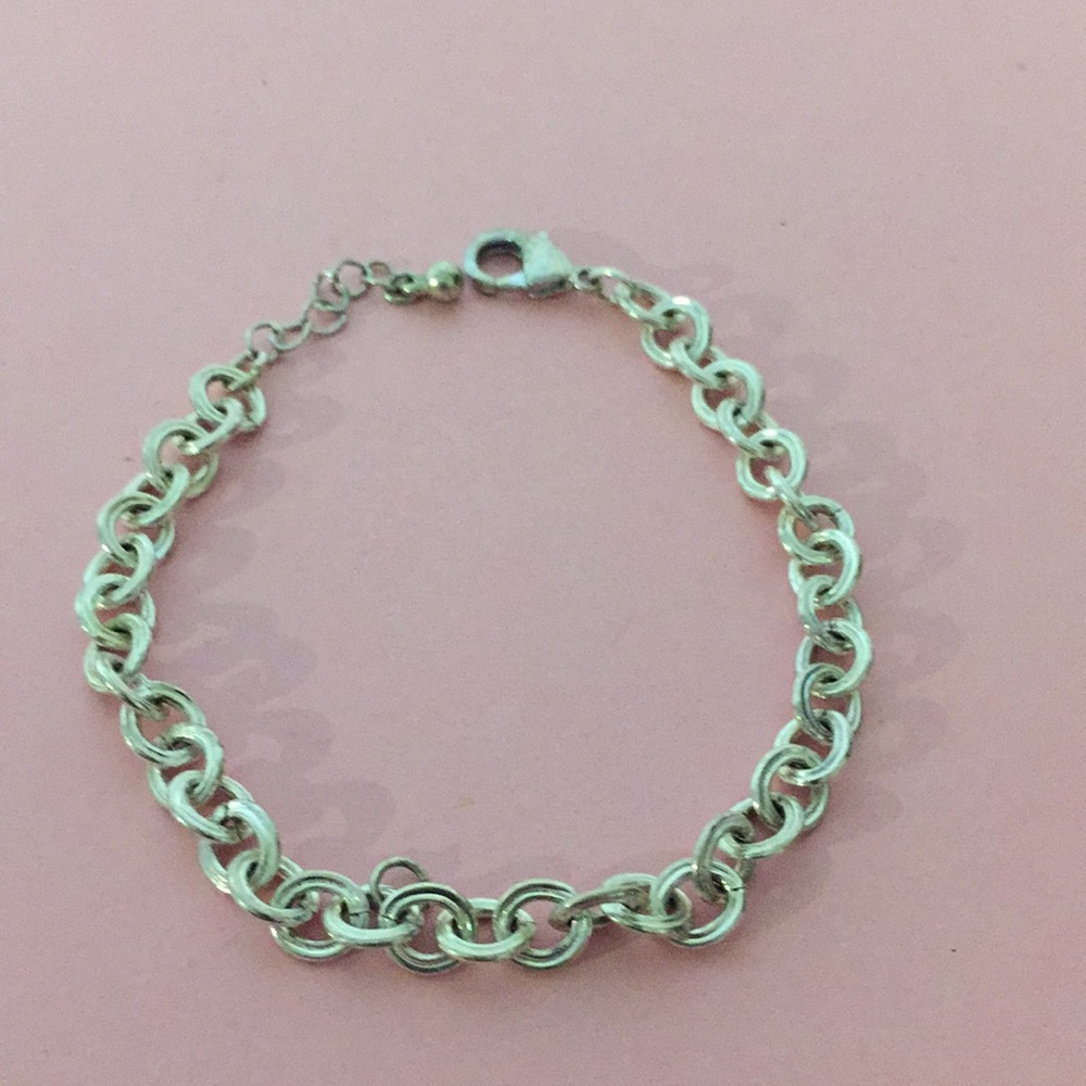 Beautiful charm bracelet 7 1/2”, no charms on it